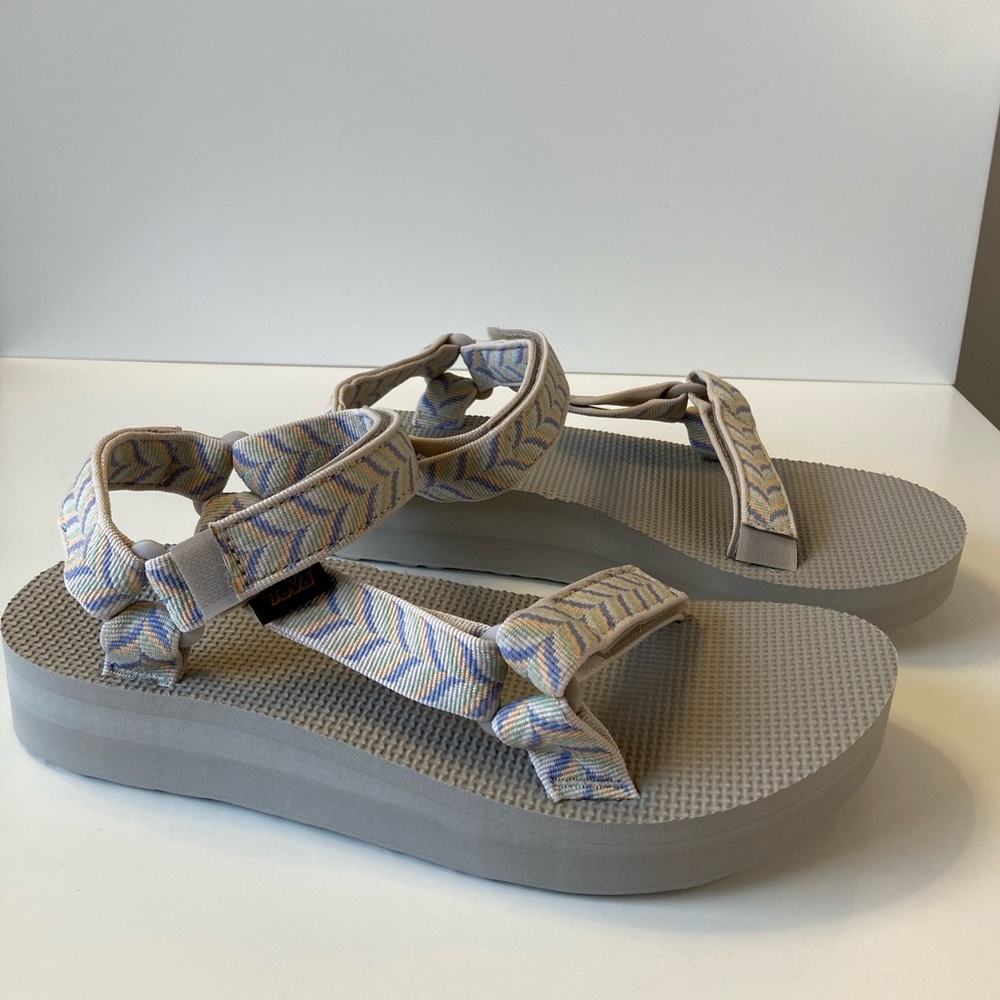NEW-Teva women’s midform universal sandals, size 9